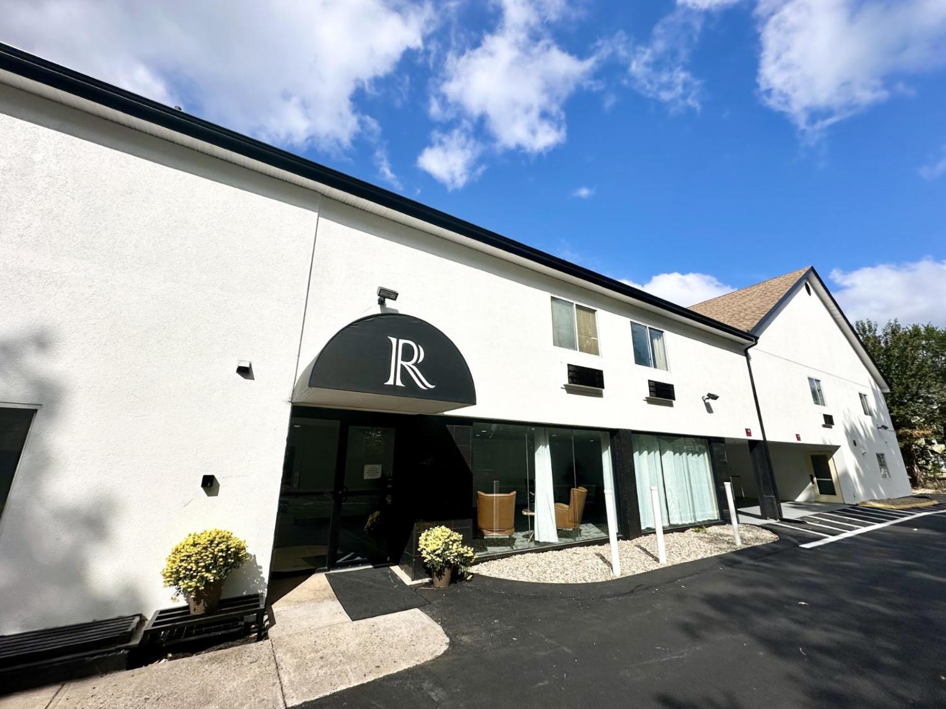 Baldwin Inn And Suites West Springfield Exterior foto
